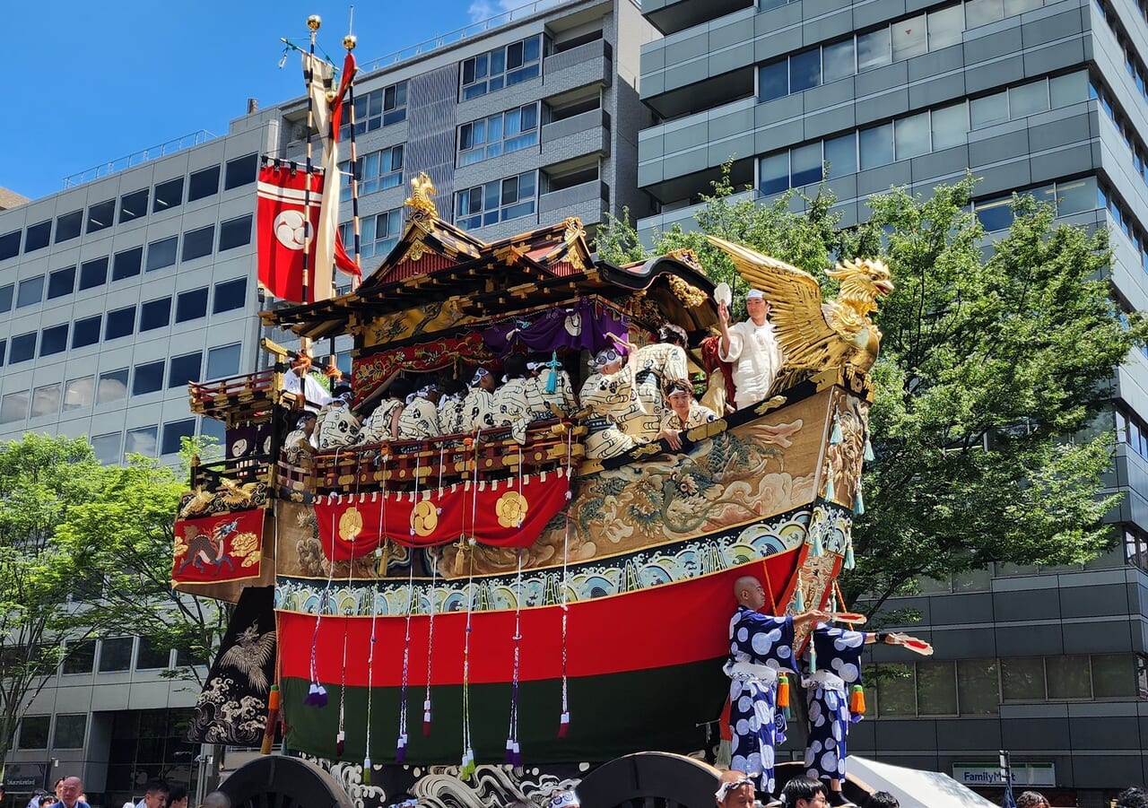 京都市中京区】京の夏の風物詩 祇園祭の山鉾建てが始まりました 鶏鉾では紙御幣取付厄除け神事 放下鉾では祇園祭焼き印入りどら焼きも登場 | 号外NET  京都市