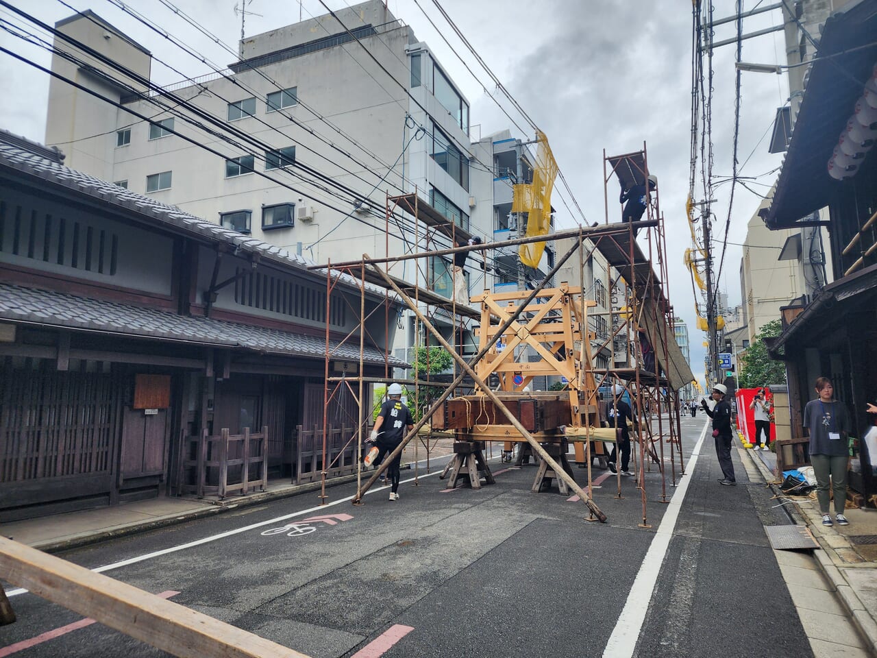 京都市中京区】京の夏の風物詩 祇園祭の山鉾建てが始まりました 鶏鉾では紙御幣取付厄除け神事 放下鉾では祇園祭焼き印入りどら焼きも登場 | 号外NET  京都市