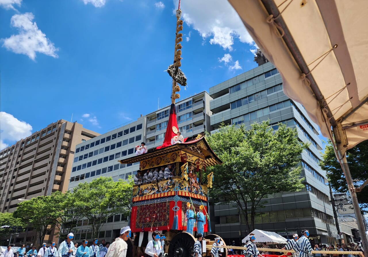 京都市中京区】京の夏の風物詩 祇園祭の山鉾建てが始まりました 鶏鉾では紙御幣取付厄除け神事 放下鉾では祇園祭焼き印入りどら焼きも登場 | 号外NET  京都市